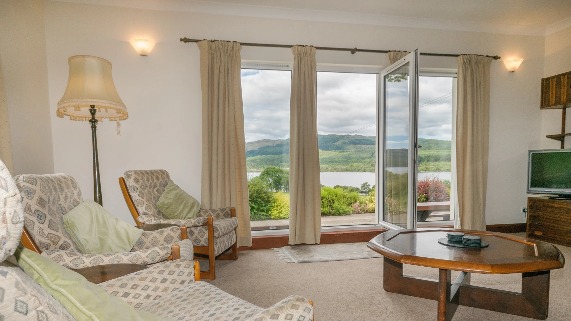 stable-cottage-lounge-looking-out-to-loch-awe.jpg (1)
